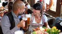 Pep Guardiola dan istrinya Christina Serra /AFP