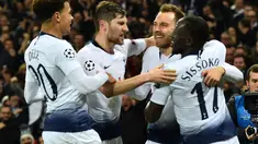 Selebrasi pemain Tottenham Hotspur usai Eriksen membobol gawang Inter Milan di menit ke-80 pada laga lanjutan Liga Champions yang berlangsung di stadion Wembley, Inggris, Kamis (29/11). Tottenham Hotspur menang 1-0 atas Inter Milan (AFP/Ben Stansall)