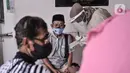 Warga lansia duduk istrahat usai mengikuti vaksin Covid-19 di Puskesmas Kecamatan Cilincing, Jakarta, Selasa (23/2/2021). Pemerintah mulai melakukan vaksinasi tahap dua yang diprioritaskan untuk masyarakat usia 60 tahun ke atas atau lansia. (merdeka.com/Iqbal S. Nugroho)