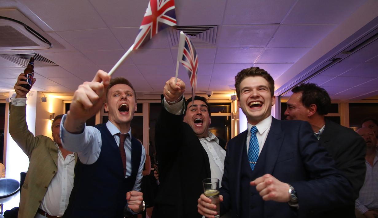 Pendukung Brexit bersorak di pesta Leave.UE setelah melihat hasil penghitungan sementara referendum Inggris yang menunjukkan mayoritas rakyat Inggris memilih “Brexit” alias keluar dari Uni Eropa, di London, Kamis (23/6). (GEOFF CADDICK/AFP)
