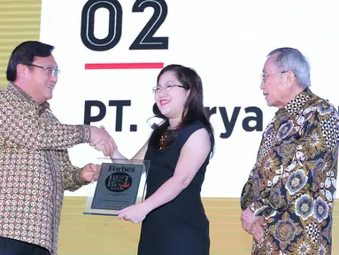  Director PT Surya Citra Media Tbk (SCM) Rusmiyati Djajaseputra (tengah) mewakili SCM saat mendapatkan penghargaan 50 perusahan terbaik "Best Of The Best Award" dari Forbes Indonesia di Jakarta, Kamis (20/10). (Liputan6.com/Angga Yuniar)