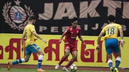 Gelandang Persija Jakarta, Novri Setiawan, berusaha melewati kepungan pemain Barito Putera pada laga Liga 1 di Stadion Patriot, Jawa Barat, Selasa (30/10). Persija menang 3-0 atas Barito. (Bola.com/Vitalis Yogi Trisna)