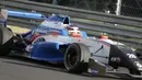 Pebalap Indonesia, Presley Martono, memacu kecepatan saat balapan pertama seri kelima Formula Renault 2.0 Eurocup Hungaria di Sirkuit Hungaroring, Sabtu (1/7/2017). Start dari posisi ke-21, Presley finis di peringkat ke-17. (Bola.com/Reza Khomaini)