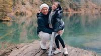 Gading Marten liburan bareng Gisella Anastasia dan putri mereka, Gempi, ke&nbsp;Danau&nbsp;Blausee, Swiss. (dok. Instagram @gadiiing/https://www.instagram.com/p/CnCs7gxJurx/)