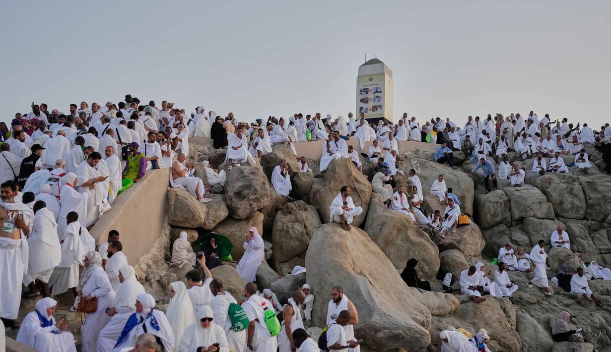 Umat Muslim berkumpul di bukit berbatu yang dikenal sebagai Jabal Rahmah atau Gunung Rahmat, di Dataran Arafah, selama ibadah haji tahunan di dekat kota suci Mekah, Arab Saudi, Selasa 26 Mei 2026. (AP Photo/Altaf Qadri)