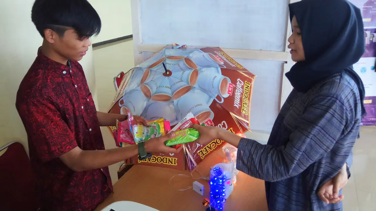 Sampah Plastik Berhadiah Es Krim ala Mahasiswa Unsri