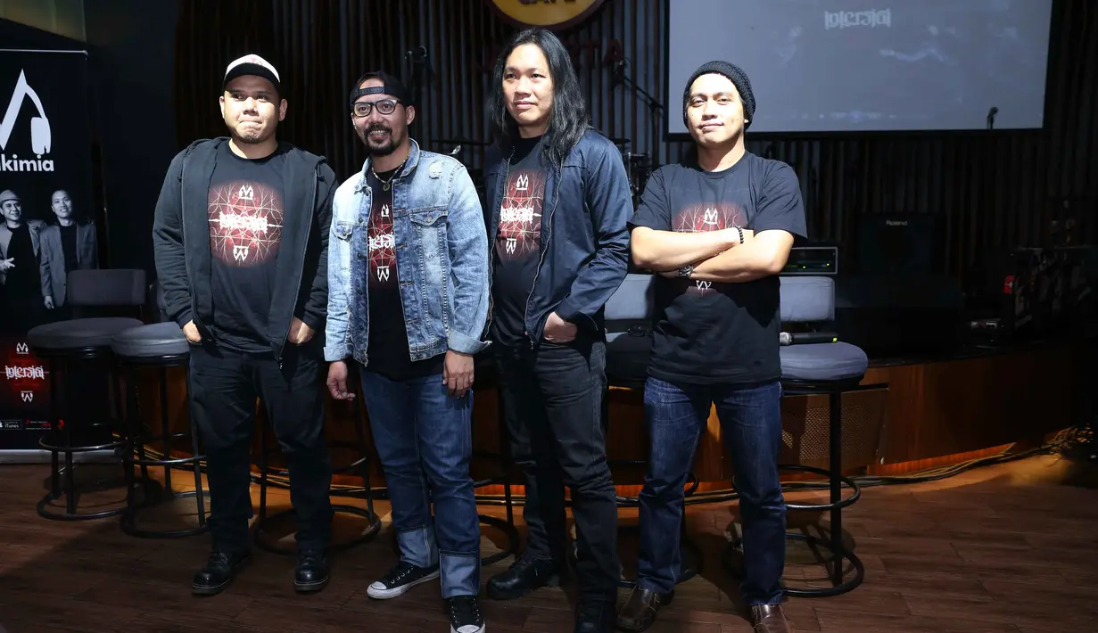 Musikimia resmi meluncurkan album bertajuk 'Intersisi'. Nama 'Intersisi' pemberian dari sahabat Musikimia. Launching album di Hard Rock Cafe, Jakarta Selatan, Senin (1/2/2016). (Nurwahyunan/Bintang.com)