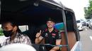 Fabio di Giannantonio ketika berada di dalam bajaj menyusuri jalanan Jakarta pada Selasa, (30/09/2025). (Dok.Pertamina Lubricants)
