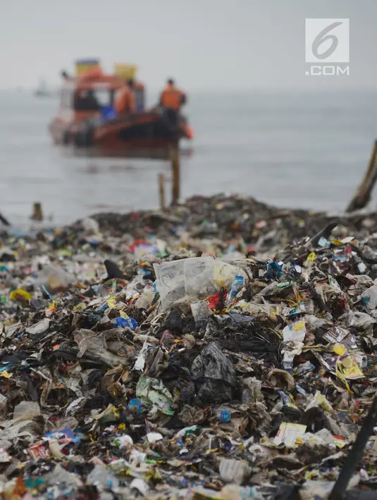 Sampah plastik yang menumpuk di kawasan wisata hutan Mangrove Muara Angke, Jakarta, Sabtu (17/3). Setelah dibersihkan, perairan dengan luas 7.500 meter persegi itu akan dijadikan kolam tambak ikan bandeng. (Merdeka.com/Imam Buhori)