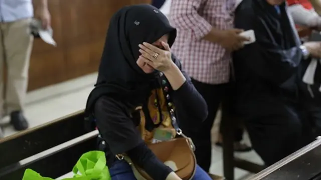Zul Zivilia Divonis 18 Tahun, Ini 5 Ekspresi Sedih Istrinya yang Terus Menangis