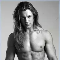 16 Cowok Berambut Panjang Bikin Kamu Ngos-Ngosan Tengah Malam