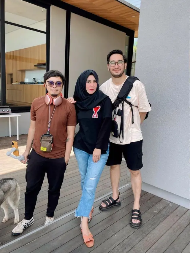 Amy Qanita ibunda Raffi Ahmad bersama menantunya, Ritchie Ismail alias Jeje Govinda. (Instagram/@amy_r_qanita)