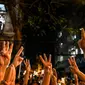 Demonstran anti-kudeta Myanmar di Yangon melayangkan salut tiga jari ala The Hunger Games, simbol pembangkangan terhadap pemerintahan totaliter (AFP PHOTO)