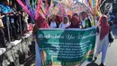 Sejumlah warga membawa poster saat mengikuti Karnaval Budaya Dugderan untuk menyambut datangnya bulan Ramadan di Lapangan Simpang Lima Semarang, Jumat (3/5/2019). Karnaval yang melibatkan kurang lebih 2.500 peserta tersebut digelar tanggal 3 Mei dan 4 Mei. (Liputan6.com/Gholib)