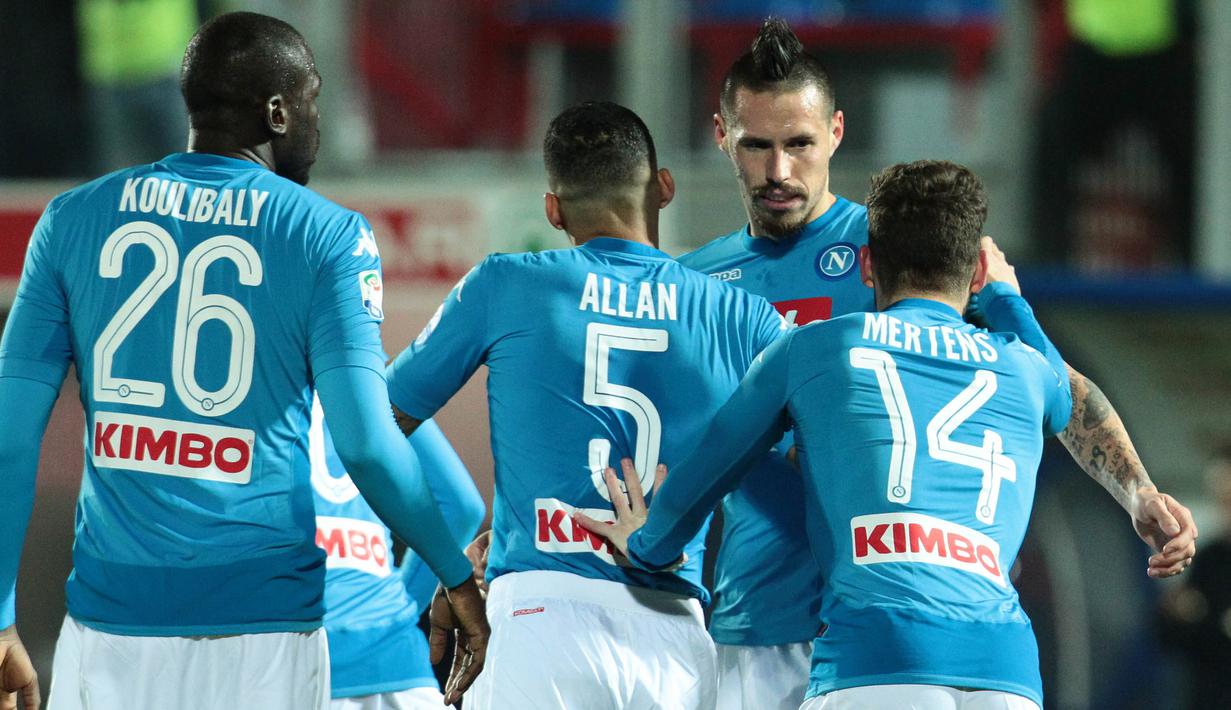 Para pemain Napoli merayakan gol yang dicetak Marek Hamsik ke gawang Crotone pada laga Serie A Italia di Stadion Ezio Scida, Crotone, Jumat (29/12/2017). Crotone kalah 0-1 dari Napoli. (AFP/Carlo Hermann)