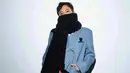 Menghadiri acara fashion, G-Dragon tampil mengenakan set oversized blazer dengan celana yang bernuansa biru muda. Sebagai statement, ia menambahkan syal hitam yang besar, yang jika dililitkan bisa menjadi sling bag dengan berbagai patch. Foto: Instagram.