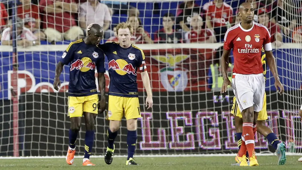 Bradley Wright-Phillips (kiri) dari New York Red Bulls merayakan golnya ke gawang Benfica, dalam pertandingan Internasional Champions Cup 2015. (EPA/JASON SZENES)