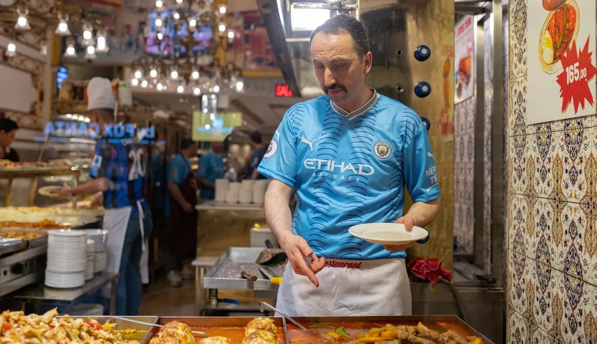 <p>Sebanyak 72 ribu tiket disiapkan oleh UEFA untuk final Liga Champions. Masing-masing klub finalis memiliki jatah sekitar 20 ribu tiket, dan seluruh tiket tersebut dinyatakan sold out. (Umit Turhan Coskun/AFP)</p>