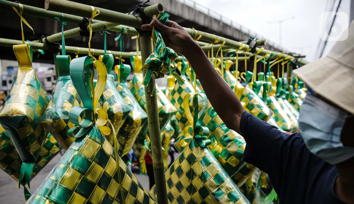 Pedagang menata pernak-pernik ketupat hias dagangannya di Pasar Asemka, Jakarta, Selasa (4/5/2021). Pedagang mulai menjual pernak-pernik menjelang Lebaran seperti ketupat hias dengan harga mulai dari Rp15.000 hingga Rp60.000 tergantung ukuran. (Liputan6.com/Faizal Fanani)
