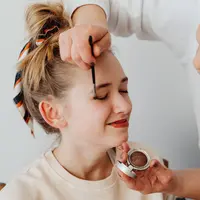 Meski terkesan simpel, ternyata makeup look natural sulit untuk didapatkan (foto: Pexels/KarolinaGrabowska)