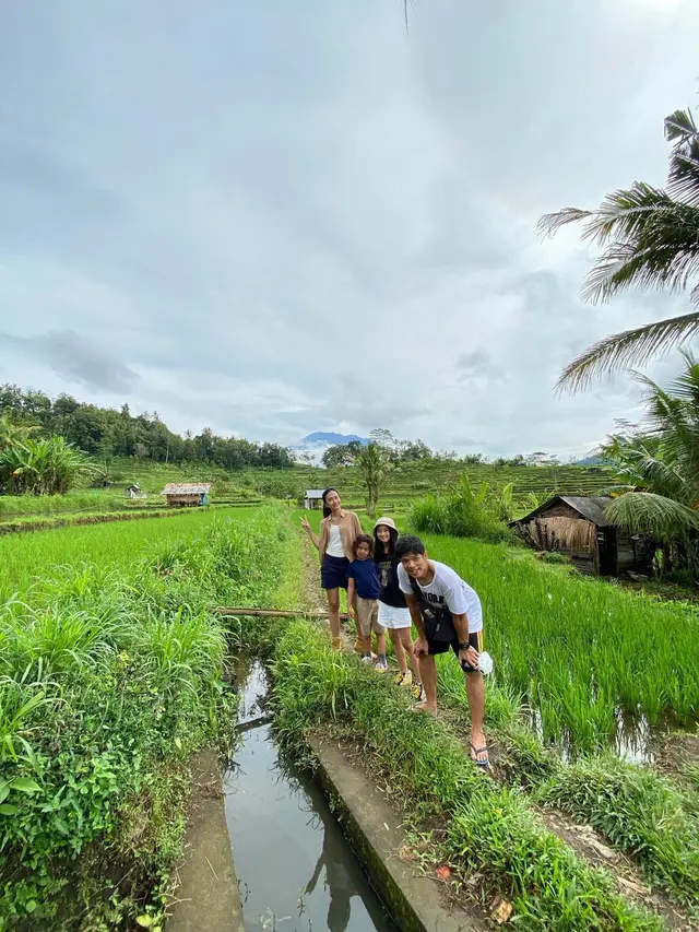 Potret Artika Sari Devi dan Keluarga Liburan di Bali, Sawah Jadi Sorotan