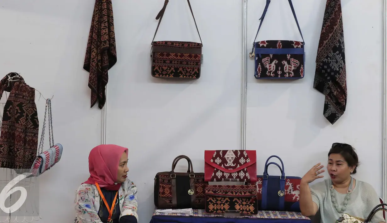 Sejumlah produk asli Indonesia di jual saat Pameran Pangan Nusa dan Produk Dalam Negeri Nasional 2015, Jakarta, Kamis (5/11). Jelang berlangsungnya Masyarakat Ekonomi ASEAN (MEA) produk Indonesia diharapkan dapat bersaing. (Liputan6.com/Angga Yuniar)