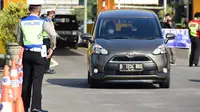 Polrestabes Bandung menerapkan aturan ganjil genap bagi kendaraan luar kota yang melintas di Gerbang Tol Pasteur, Kota Bandung, Jumat (3/9/2021). (Liputan6.com/Huyogo Simbolon)