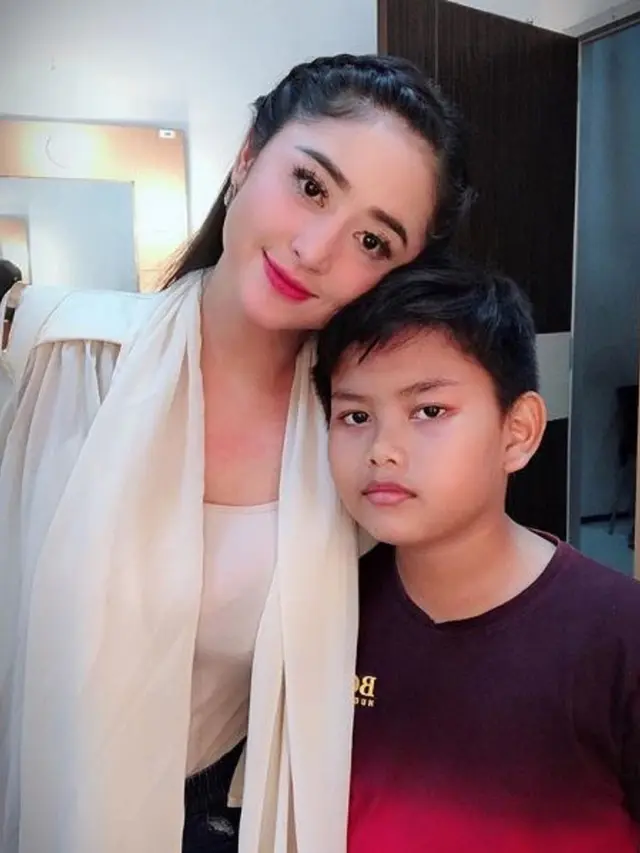 [Bintang] Dewi Perssik