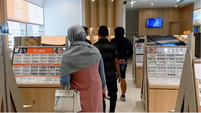 7 Potret Indah Permatasari Ajak Mertua ke Mal Jakarta, Periksa Mata hingga Beli Sepatu
