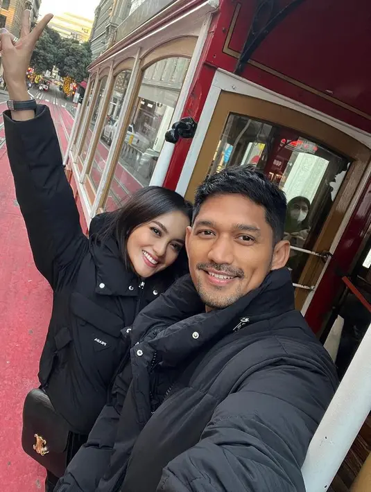 Berbagi kebahagiaan lewat foto, doa-doa baik pun mengiringi perjalanan Ririn dan Ibnu Jamil. [Foto: Instagram/ririnekawati]