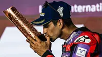 Pembalap Pramac Racing, Jorge Martin saat naik podium Sprint Race MotoGP Portugal 2024. (X/Pramac Racing)