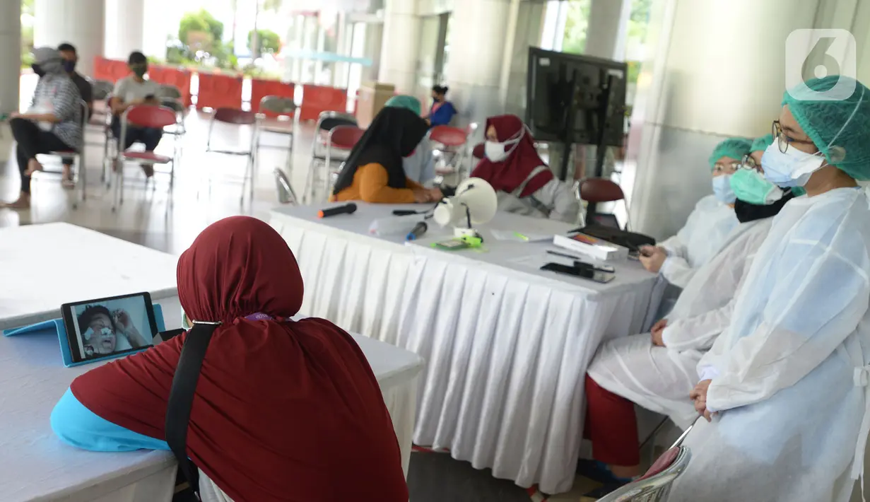 Perawat medis menyiapkan fasilitas kunjungan para keluarga pasien yang mendapat perawatan di RSCM, Jakarta, Selasa (26/5/2020). RSCM Jakarta Pusat menyiapkan fasilitas kunjungan virtual bagi para keluarga untuk berkomunikasi langsung dengan pasien positif COVID-19. (merdeka.com/Imam Buhori)