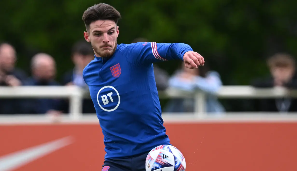 Gelandang Inggris Declan Rice mengontrol bola selama sesi latihan tim sebagai bagian dari persiapan tim untuk UEFA Nations League mendatang di stadion St George's Park di Burton-upon-Trent, Senin (30/5/2022). Timnas Inggris akan menjalani laga perdana Grup 3 League A UEFA Nations League dengan menghadapi Hungaria di Budapest pada Sabtu WIB, 4 Juni 2022. (Paul ELLIS/AFP)