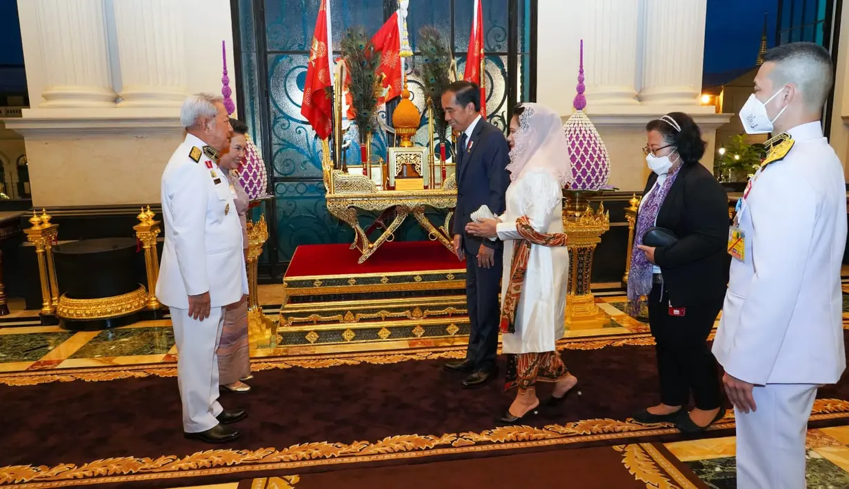 Presiden Joko Widodo dan Iriana Jokowi disambut oleh Presiden Privy Council General Surayud Chulanont beserta istri di Chakri Maha Prasat Throne Hall, Bangkok, Jumat (18/11/2022). Tampak hadir pula Putri Sirivannavari Nariratana Rajakanya dalam upacara penyambutan tersebut. (Foto: Bureau of the Royal Household, Kingdom of Thailand)