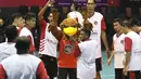 Tim Hangtuah melakukan pemanasan bersama maskotnya sebelum melawan Garuda Bandung pada lanjutan IBL Reguler Season 2015-2016 di Hall A Senayan, Jakarta, Selasa (12/1/2016). Garuda Bandung menang 67-62. (Bola.com/Nicklas Hanoatubun)