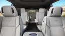 Mobil ini berkapasitas tujuh penumpang karena merupakan SUV Full Size. Kursinya menggunakan kursi semi kulit berventilasi yang dilengkapi dengan penghangat dan bisa menjadi kursi pijat. Tak hanya itu, kursi ini juga dilengkapi Spaker untuk mendengar suara yang lebih jelas. (Source: auto-data.net)
