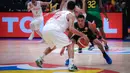 <p>Pebasket Brasil, Yago Santos (kanan) melakukan penjagaan terhadap pebasket Iran, Piter Girgoorian pada laga Grup G Piala Dunia FIBA 2023 antara Timnas Basket Iran menghadapi Brasil di Indonesia Arena, Senayan, Jakarta, Sabtu (26/08/2023). (Bola.com/Bagaskara Lazuardi)</p>