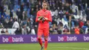 Kiper Anderlecht, Bart Verbruggen meninggalkan lapangan setelah berakhirnya laga Liga Belgia 2022/2023 menghadapi KRC Genk di Genk (16/4/2023). Bart Verbruggen yang masih berusia 20 tahun menjadi incaran Manchester United setelah tampil mengesankan bersama Anderlecht sepanjang musim 2022/2023. Meski hanya tampil 17 laga di Jupiler Pro League, ia mampu membuat 8 kali clean sheet. (AFP/Belga/Virginie Lefour)