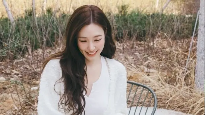 Kini Sah Jadi Suami-Istri, Gaya Couple Tiffany SNSD dan Byun Yo Han Pamer Lovestagram Bareng Anjing Kesayangan
