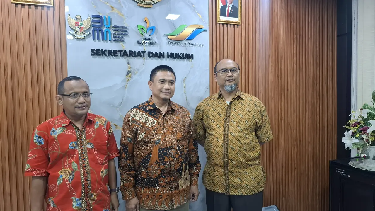 Agus Faroni (tengah), Kepala Bagian Sekretariat dan Hukum PTPN I Regional 7. Foto : (Liputan6.com/Ardi).