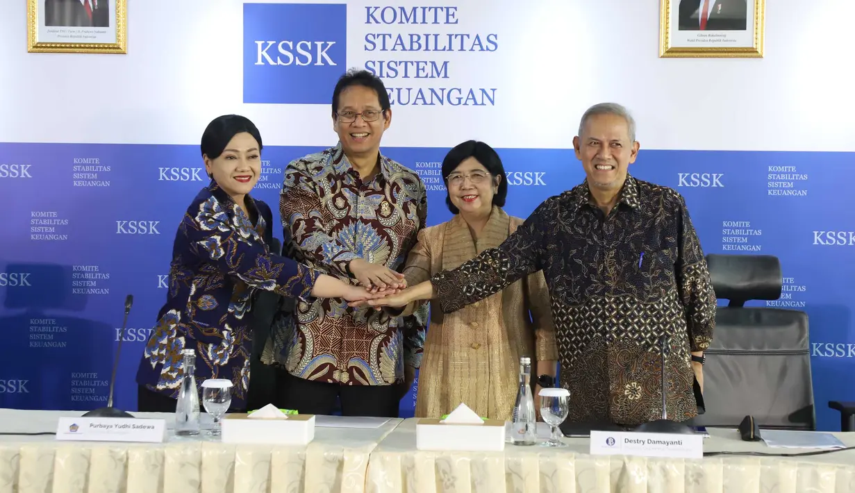 Menteri Keuangan yang juga Ketua Komite Stabilitas Sistem Keuangan (KSSK) Purbaya Yudhi Sadewa  bersama Pejabat Sementara Gubernur Bank Indonesia Destry Damayanti,   Ketua Dewan Komisioner Otoritas Jasa Keuangan (OJK) Frederica Widyasari Dewi  dan Ketua Dewan Komisioner Lembaga Penjamin Simpanan (LPS) Anggito Abimanyu  berfoto bersama sebelum saat  menyampaikan konferensi pers hasil rapat berkala KSSK III tahun 2026 di Jakarta, Senin (3/8/2026). (KLY/ Arie Basuki)