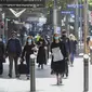 Orang-orang berjalan melintasi Bourke Street Shopping mall di Melbourne, Australia, Rabu (28/10/2020). Melbourne, kota terbesar kedua Australia, akhirnya dibuka kembali setelah pemberlakuan lockdown yang ketat selama lebih dari tiga bulan akibat Covid-19.  (AP Photo/Asanka Brendon Ratnayake)