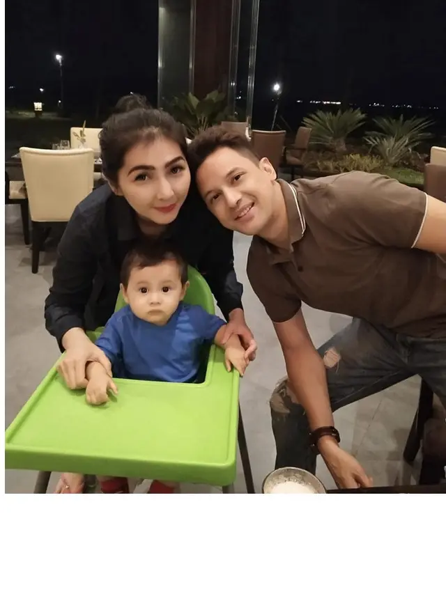 Jarang Terekspos, Ini 7 Momen Seru Lucky Perdana dengan Keluarga Kecilnya