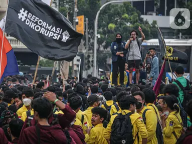 Massa aksi yang tergabung dalam beberapa Badan Eksekutif Mahasiswa akan menggelar unjuk rasa di kawasan Harmoni, Jakarta, Jumat (1/4/2022). Dalam aksinya mereka meminta untuk batalkan wacana perpanjangan masa jabatan presiden serta dibatalkannya wacana penundaan pemilu. (Liputan6.com/Faizal Fanani)