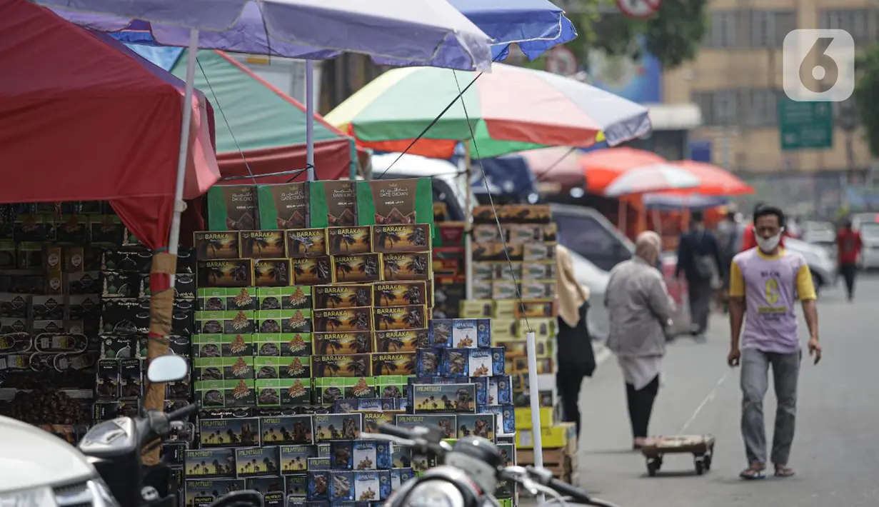Sejumlah penjual kurma di kawasan Tanah Abang, Selasa
(13/4/2021). Kurma merupakan salah satu makanan pilihan ummat muslim pada bulan Ramadhan untuk berbuka puasa. (Liputan6.com/Faizal Fanani)