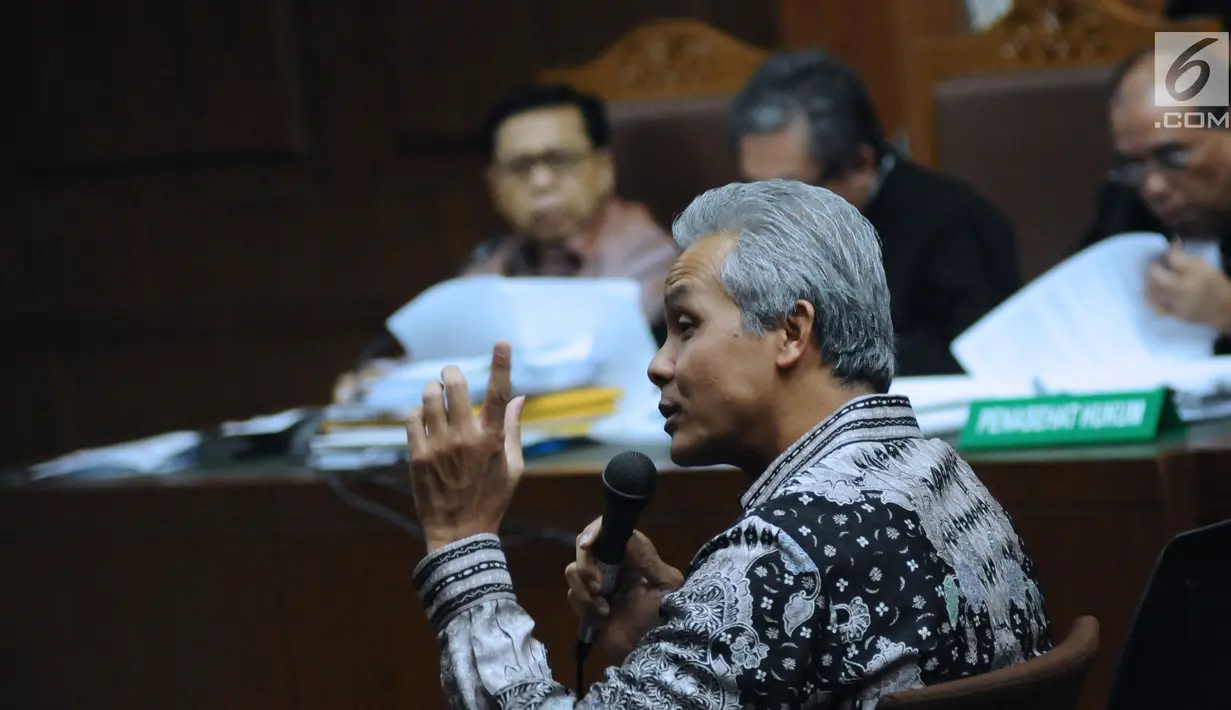 Mantan Wakil Ketua Komisi II DPR yang juga Gubernur Jawa Tengah, Ganjar Pranowo memberi kesaksian dalam sidang lanjutan dugaan korupsi pengadaan e-KTP dengan terdakwa, Setya Novanto di Pengadilan Tipikor, Kamis (8/2). (Liputan6.com/Helmi Fithriansyah)