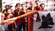 Sejumlah suporter AS Roma berpose bersama sebelum menyaksikan tim kesayangannya bertanding di Gelora Bung Karno, Jakarta, Sabtu (25/7/2015). Tim berjuluk Giallorossi akan menggelar pertandingan intern antara skuadnya. (Liputan6.com/Herman Zakharia)