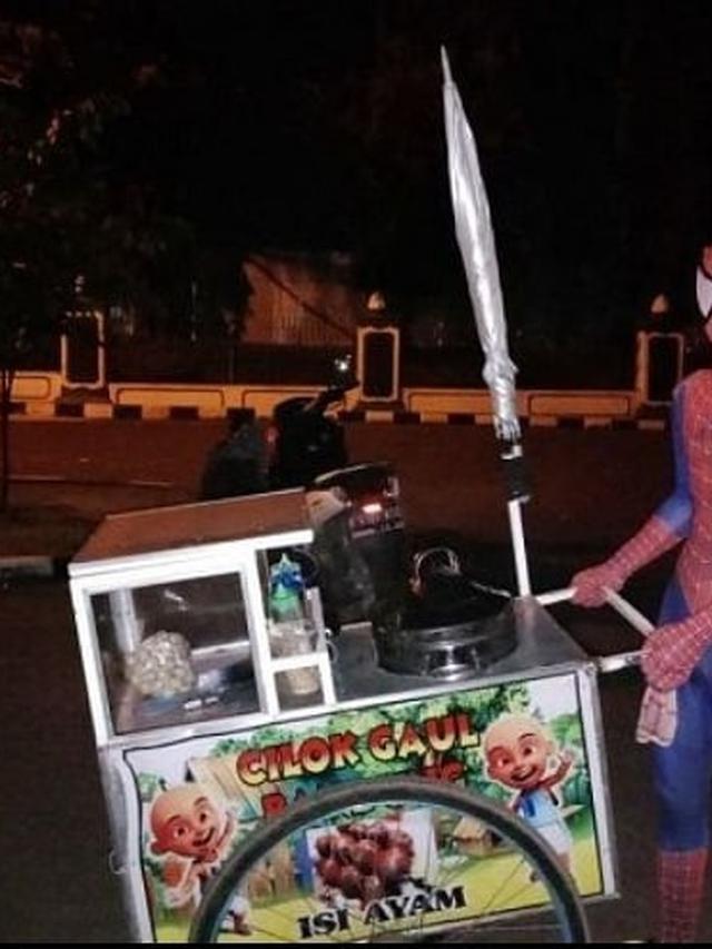 6 Potret Orang Pakai Kostum Nyeleneh Saat Jual Makanan