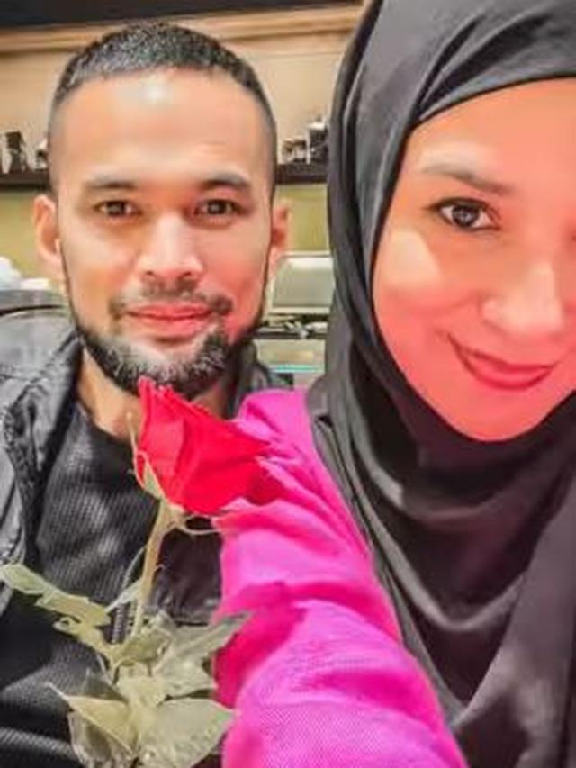 Di momen yang spesial ini, Teuku Wisnu menunjukkan kecintaannya kepada sang istri. Shireen Sungkar diberi setangkai mawar. (Foto: Instagram/@shireensungkar)