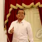 Mensesneg Pratikno memberikan keterangan terkait keputusan Presiden Jokowi yang mengajukan Komjen Pol Badrodin Haiti sebagai calon baru Kapolri menggantikan Komjen Pol Budi Gunawan di Istana Merdeka, Jakarta, Rabu (18/2/2015). (Liputan6.com/Faizal Fanani)